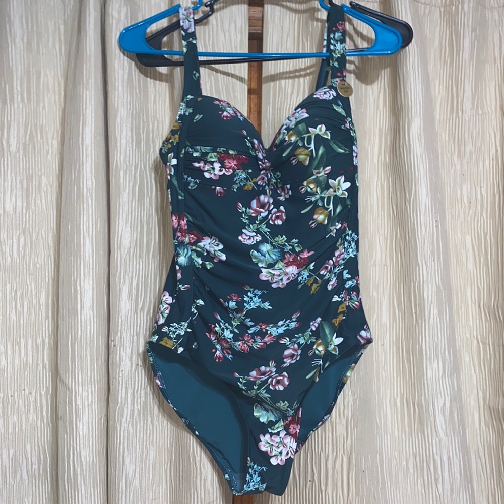 BNWT Nip tuck swim suit size women’s 6 green
